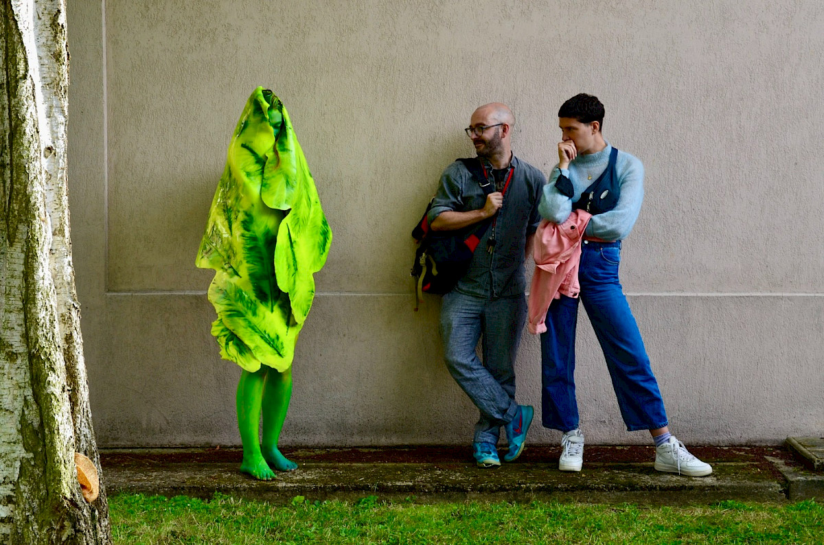 femme costumée en oiseau vert qui dort