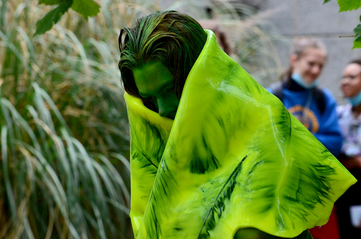 femme verte enveloppée dans une feuille de plumes vertes