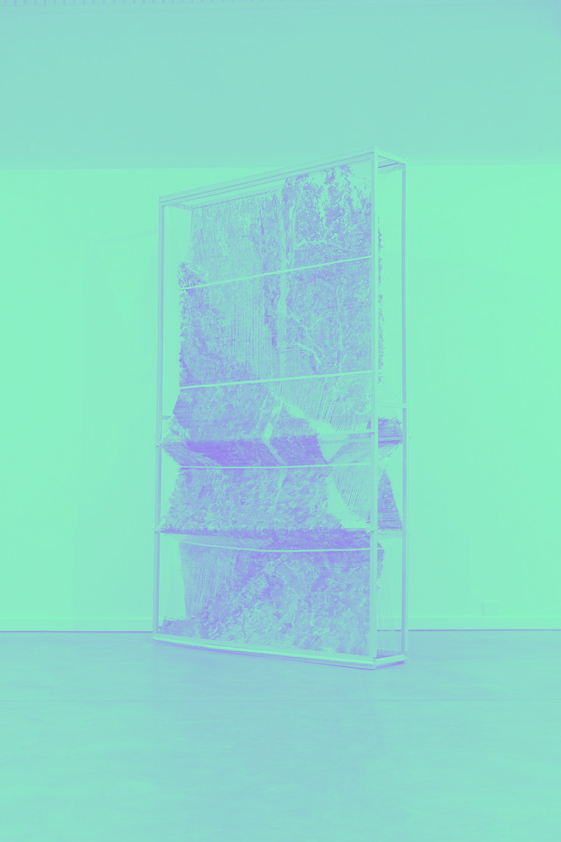 installation en bois avec tapisserie verte