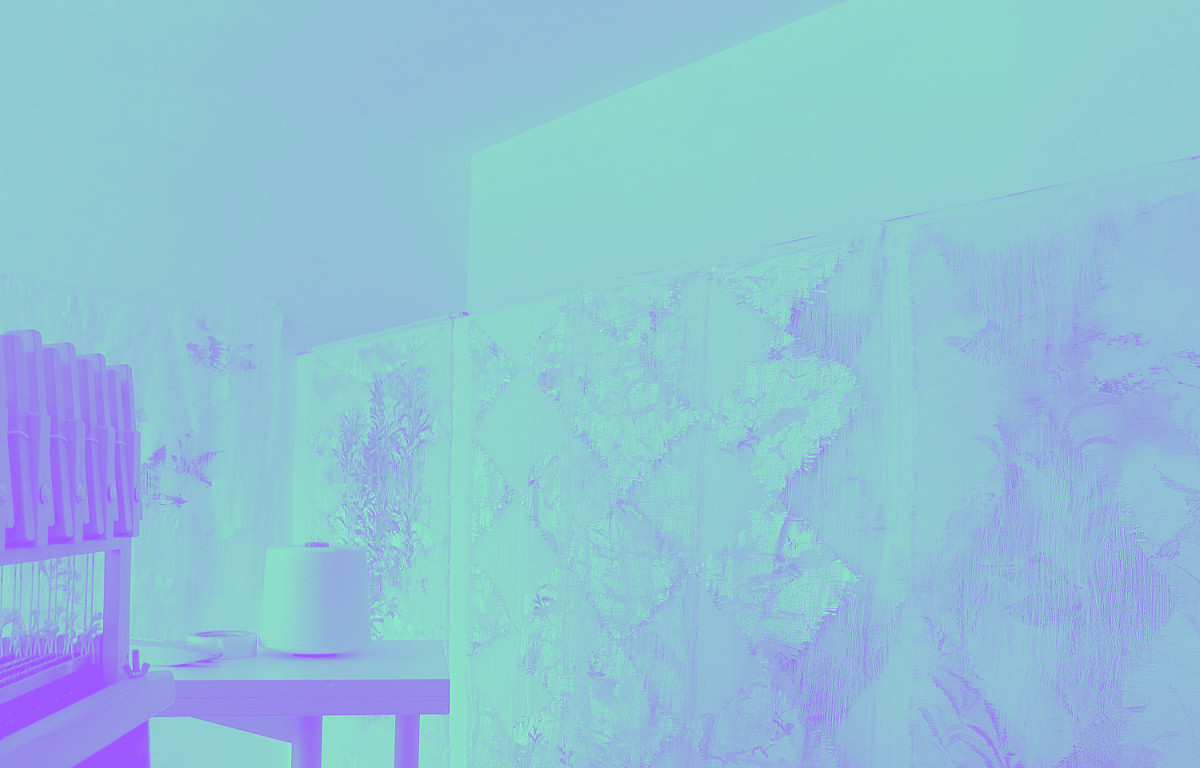 atelier d'artiste avec ses tapisseries et son métier à tisser