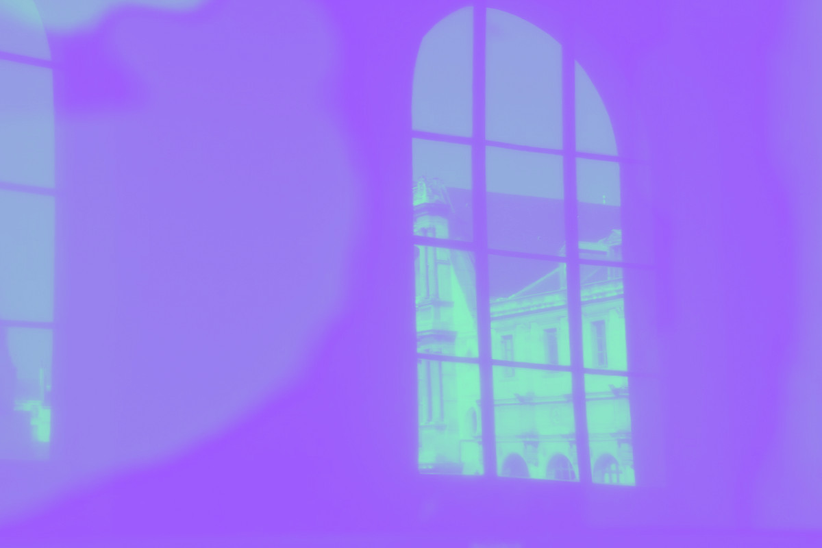 Vue de l’accrochage commun du secteur Art-Espace de l’École nationale supérieure des Arts Décoratifs et de l’atelier de Dominique Figarella aux Beaux-Arts de Paris, galeries d’exposition gauche et droite des Beaux-Arts de Paris, mars 2022.
